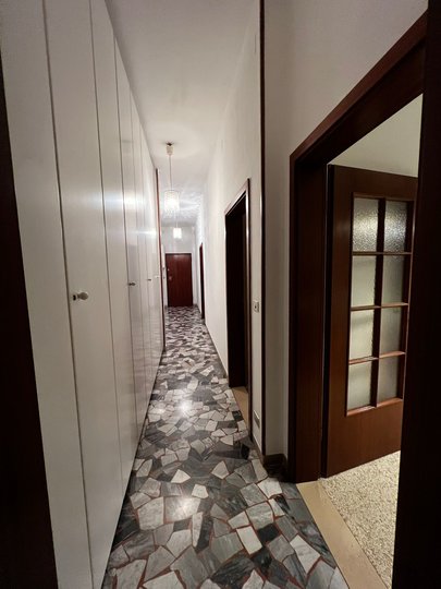  Piso de dos dormitorios, baño y salón con cocina americana, bodega