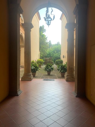 trilocale silenzioso in un interno di un palazzo storico