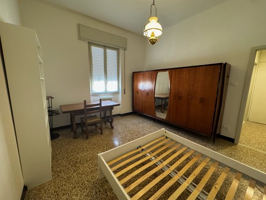 Ampia stanza in grande appartamento in centro