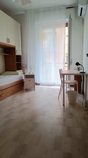 AFFITTASI STANZA USO SINGOLA IMMEDIATAMENTE DISPONIBILE DA CONDIVIDERE CON DUE STUDENTI DI NAZIONALITÀ TEDESCA– IN TOTALE CI SONO 3 CAMERE – ZONA SAN DONATO (VIA ERMETE ZACCONI)