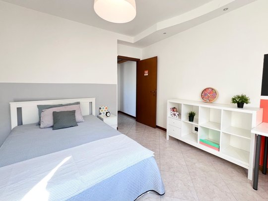 bellissima stanza completamente arredata